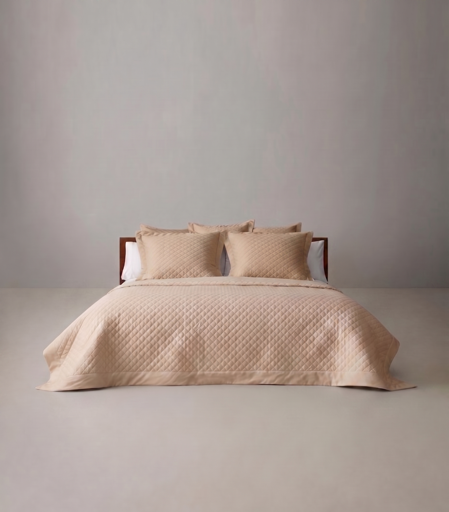 Colcha Bouti Blanco y Arena sobre cama SOFT NATURE