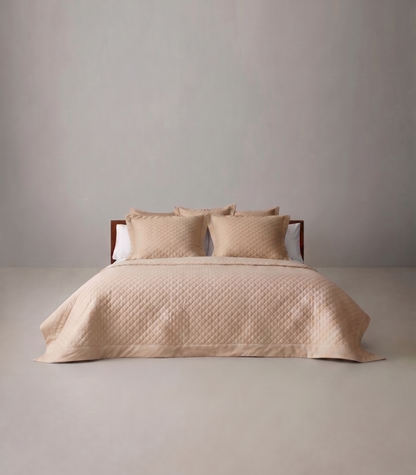 Colcha Bouti Blanco y Arena sobre cama SOFT NATURE