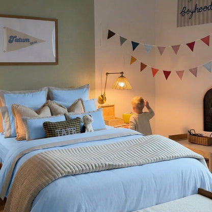 Sábanas Brodure cenefa Baby Blue sobre cama SOFT NATURE